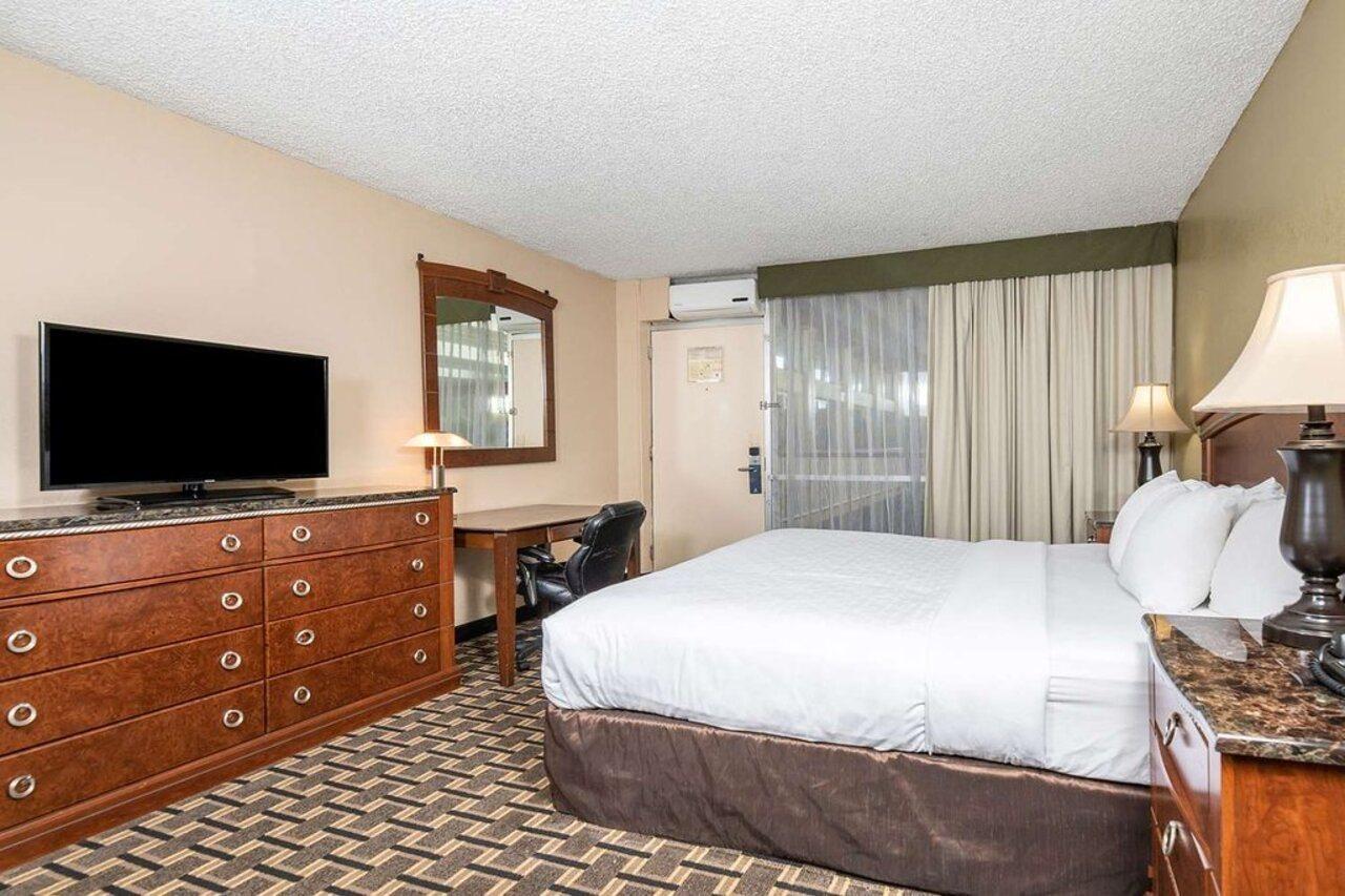 Clarion Inn Conference Center Модесто Екстер'єр фото
