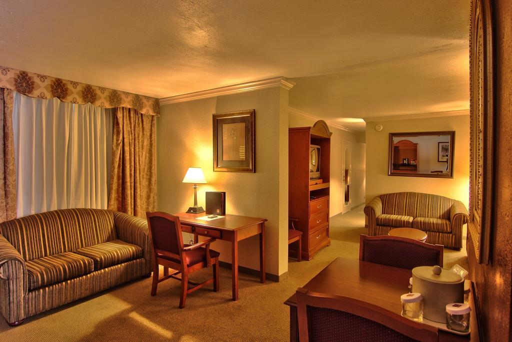 Clarion Inn Conference Center Модесто Екстер'єр фото